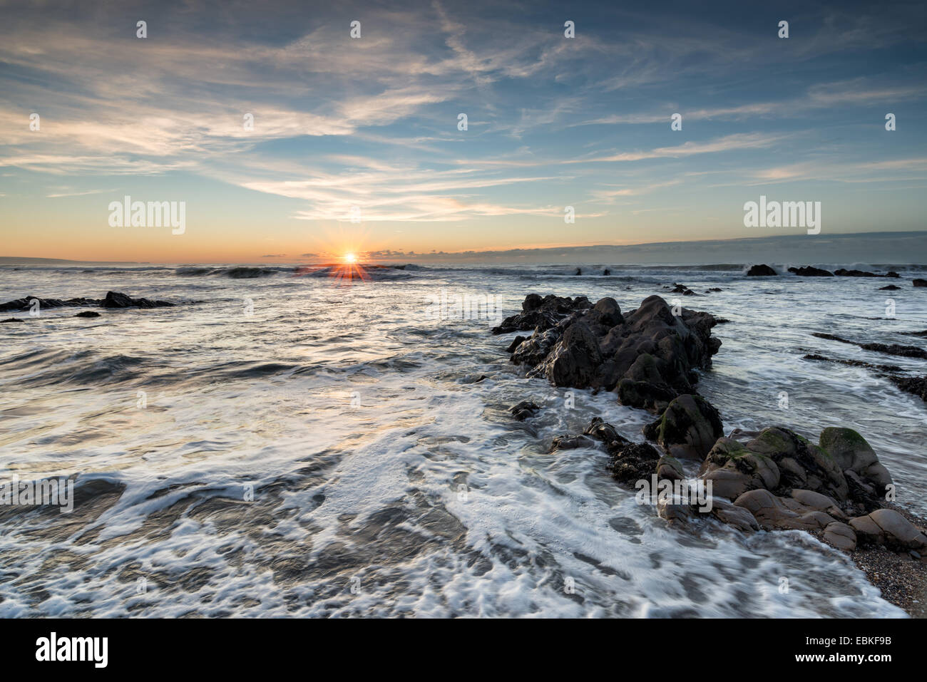 Tramonto a Northcott bocca in Bude sulla North Cornwall coast Foto Stock