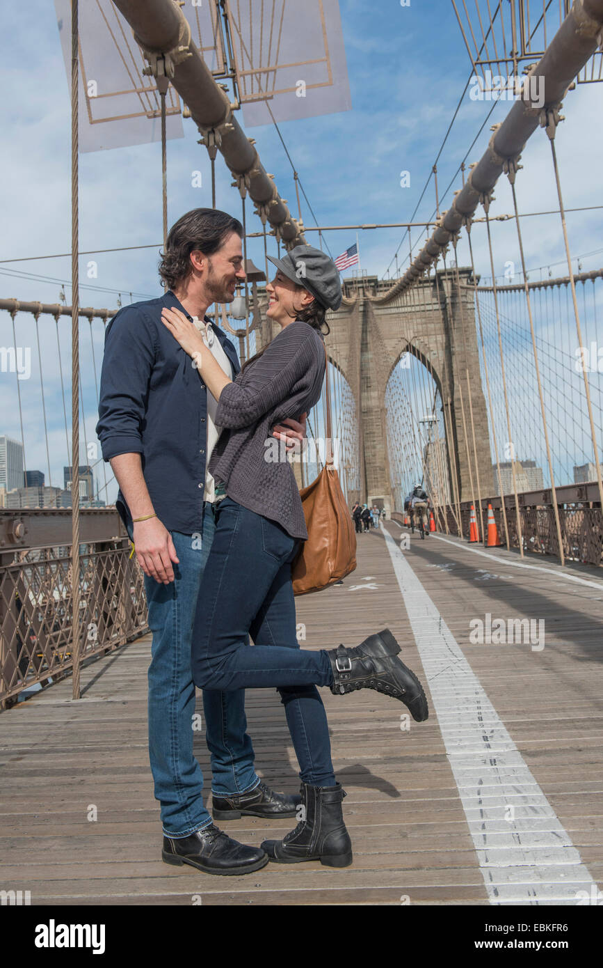 Stati Uniti d'America, nello Stato di New York, New York, Brooklyn, felice coppia abbracciando sul ponte di Brooklyn Foto Stock