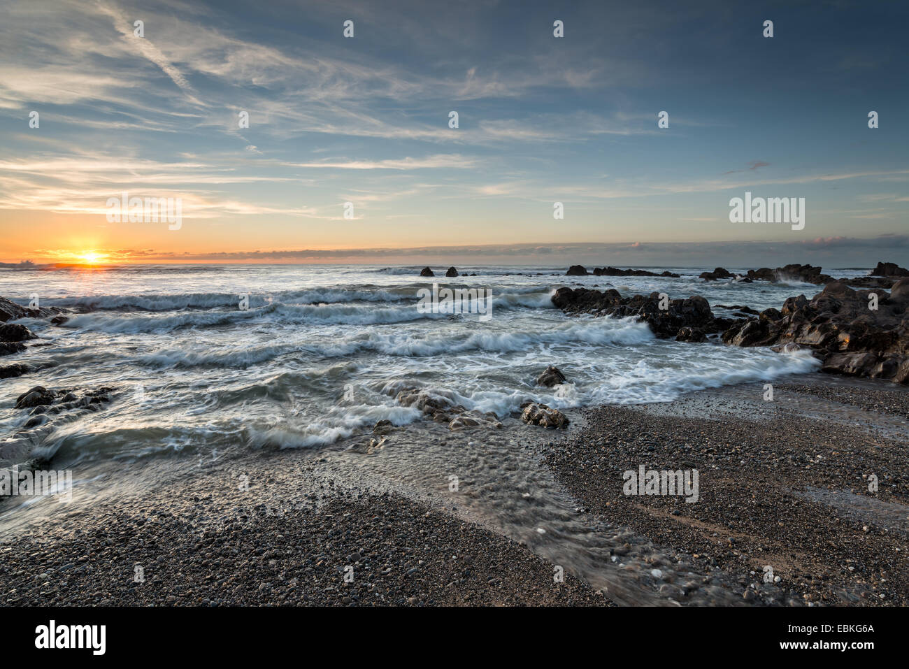 Tramonto sulla costa della Cornovaglia a bocca Northcott spiaggia vicino a Bude Foto Stock