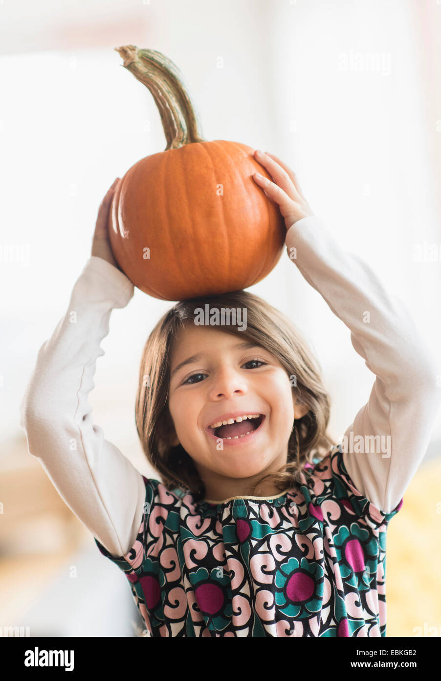 Ritratto di felice ragazza (6-7) con la zucca sulla testa Foto Stock