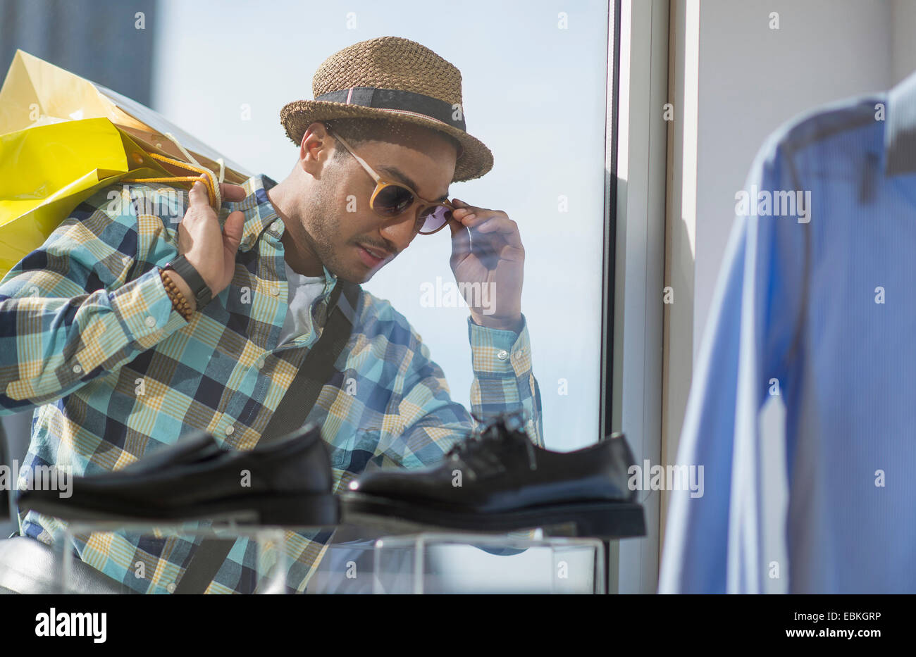 Elegante uomo window shopping Foto Stock