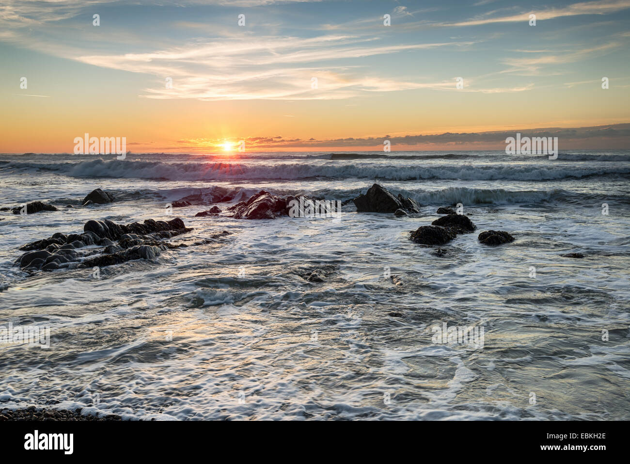 Le onde e le rocce a Northcott Beach in Bude sulla North Cornwall coast Foto Stock