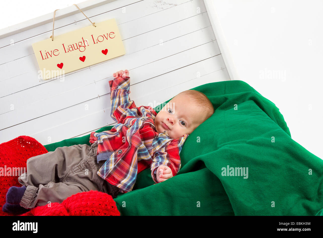 Natale baby boy in scatola regalo bianca Foto Stock