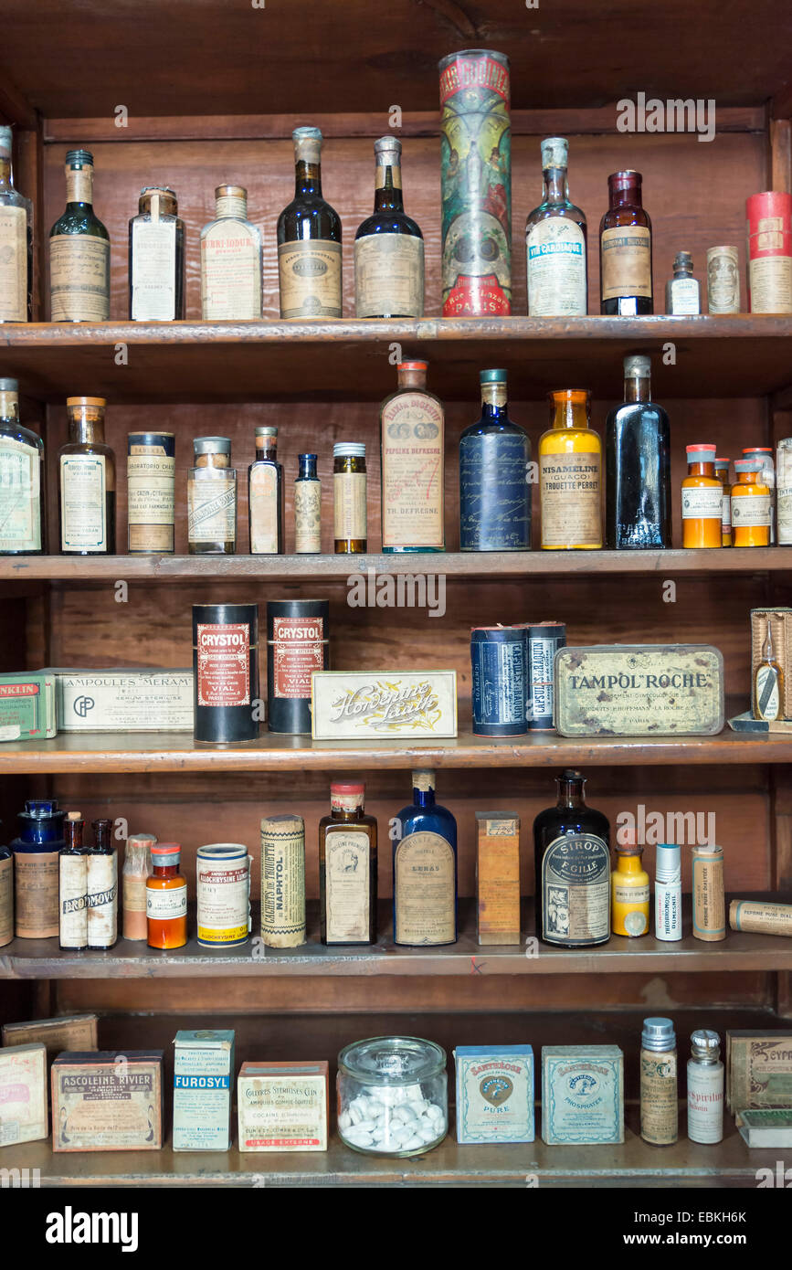 MATANZAS, CUBA - 10 Maggio: questo vecchio stile Coloniale Francese farmacia, precedentemente noto come La Botica Francesa, è stata fondata dal Dottor Ernesto Trio Foto Stock