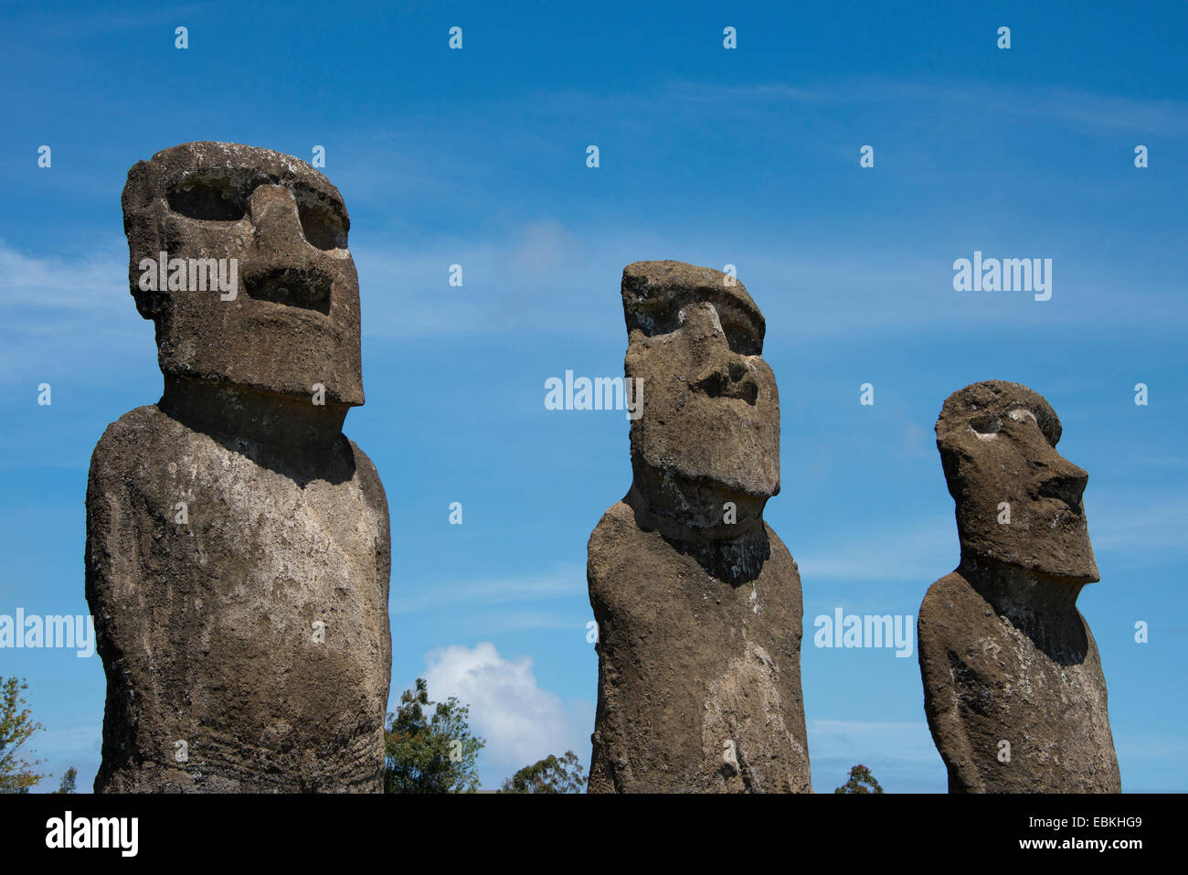 Il Cile, Isola di Pasqua aka Rapa Nui. Ahu Akivi, piattaforma cerimoniale con sette restaurato in piedi moai statue. Foto Stock
