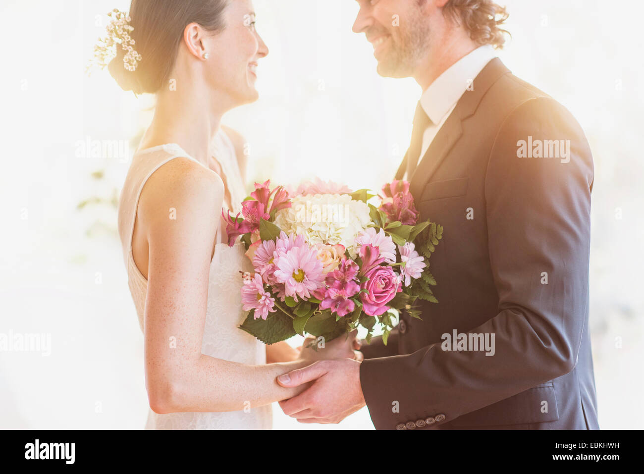 Sposa e lo sposo per celebrare il loro matrimonio Foto Stock