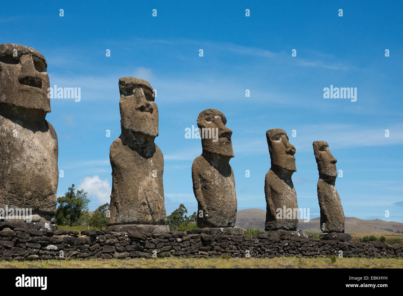 Il Cile, Isola di Pasqua aka Rapa Nui. Ahu Akivi, piattaforma cerimoniale con sette restaurato in piedi moai statue. Foto Stock