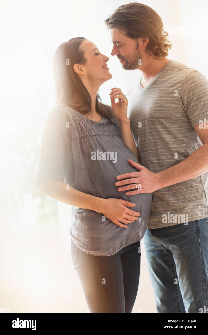 Felice l'uomo e la sua donna in stato di gravidanza Foto Stock