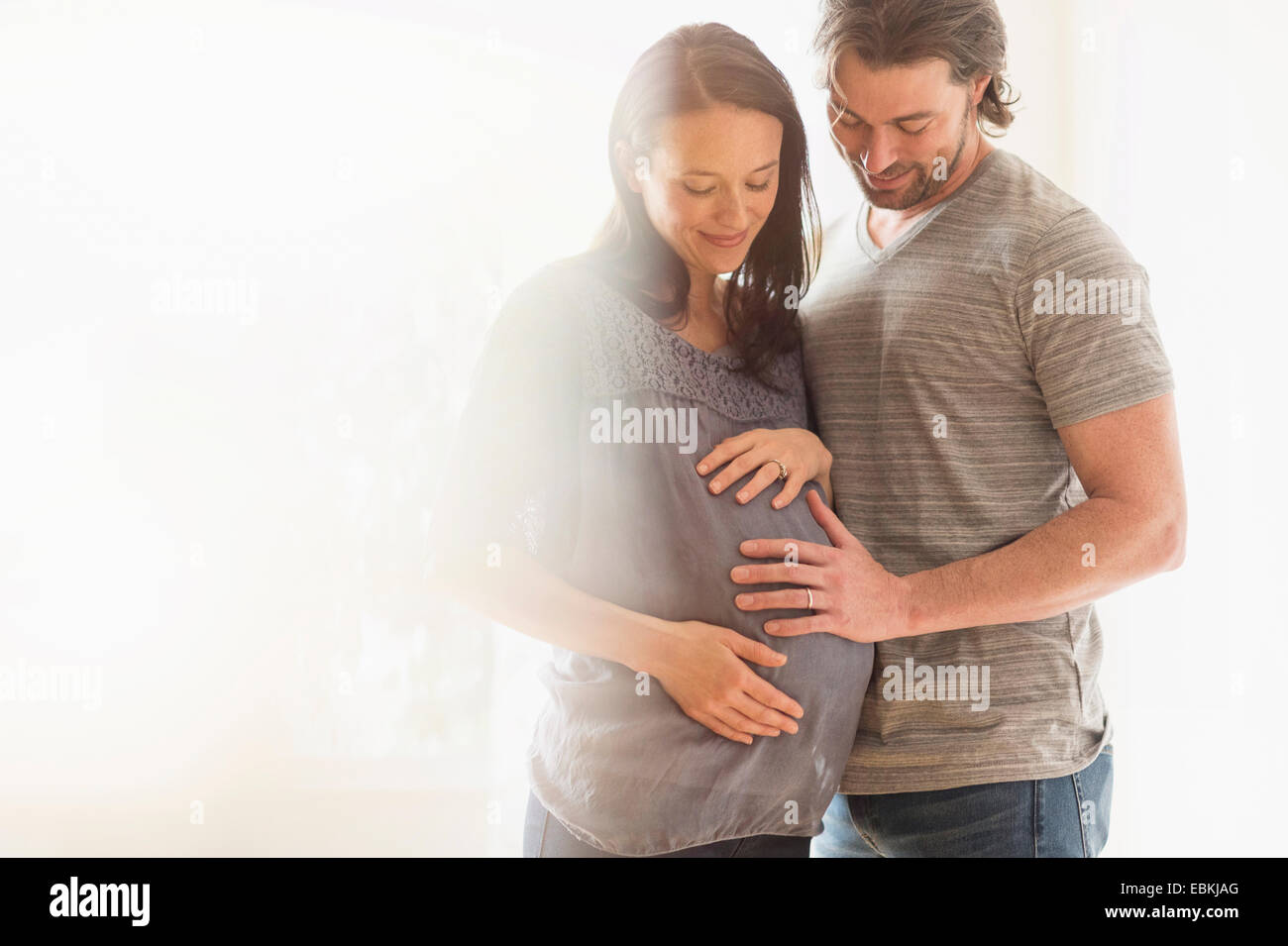 Felice l'uomo e la sua donna in stato di gravidanza Foto Stock