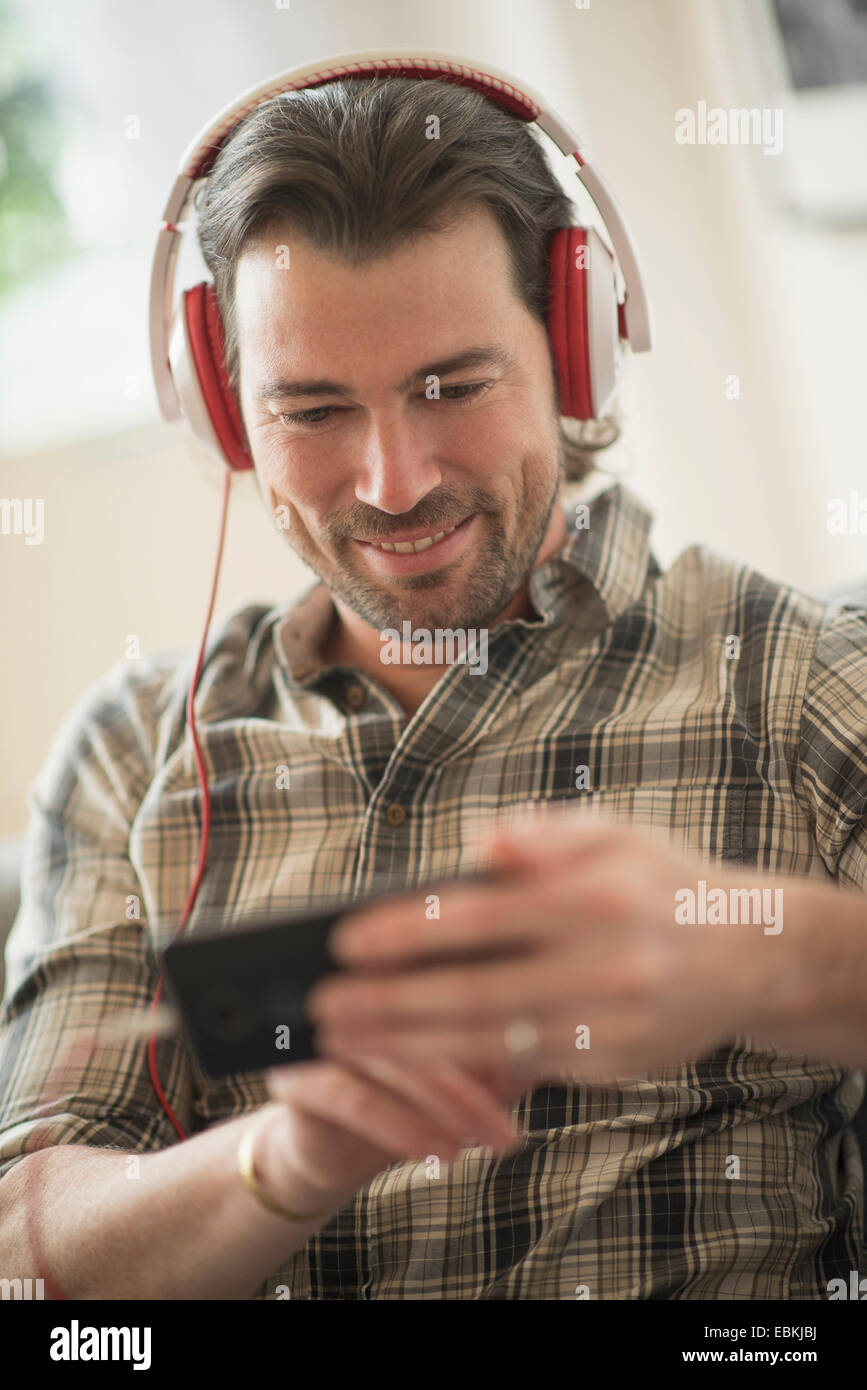 Uomo sorridente ascolto di musica Foto Stock
