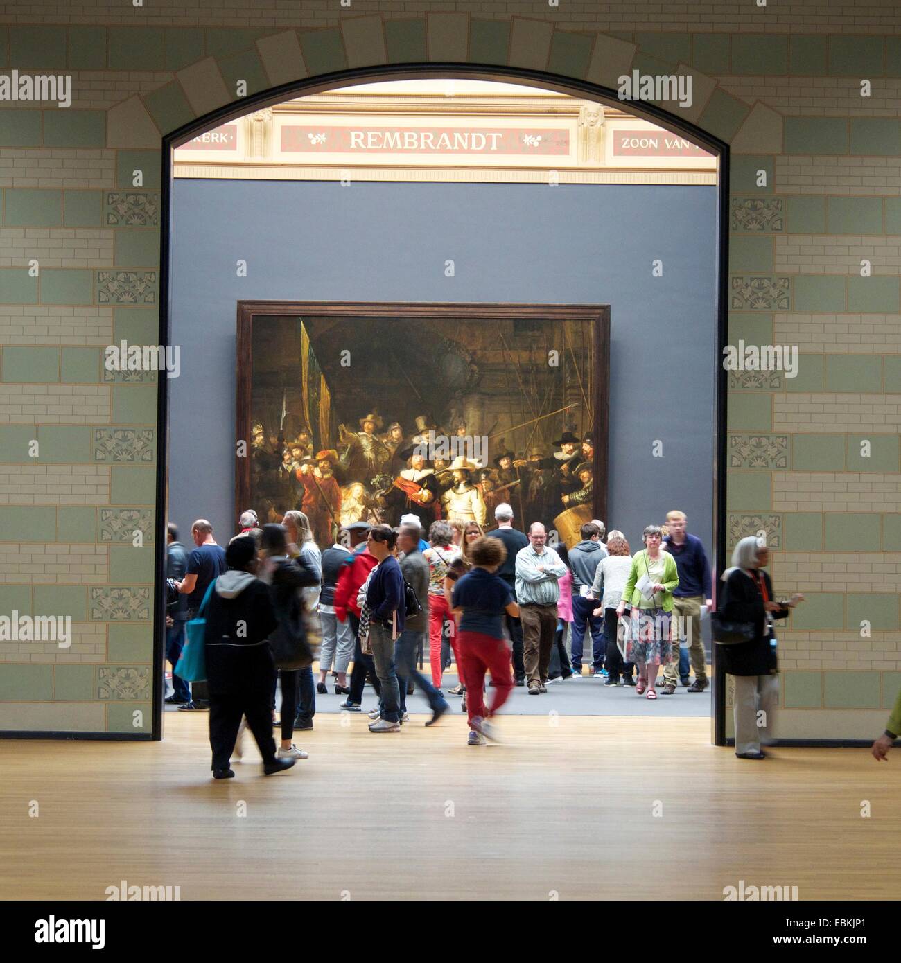 Folla che ammira la Rembrandt's Night Watch al Rijksmuseum di Amsterdam durante una visita culturale, Paesi Bassi, Europa Foto Stock