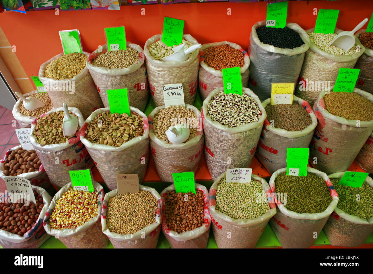 Diversi legumi in sacchi, Isole Canarie, Tenerife, Santa Cruz De Tenerife, Mercado de la Senora de Africa Foto Stock