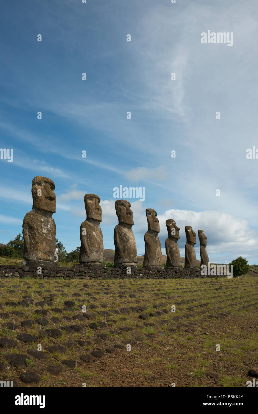 Il Cile, Isola di Pasqua aka Rapa Nui. Ahu Akivi, piattaforma cerimoniale con sette restaurato in piedi moai statue. Foto Stock