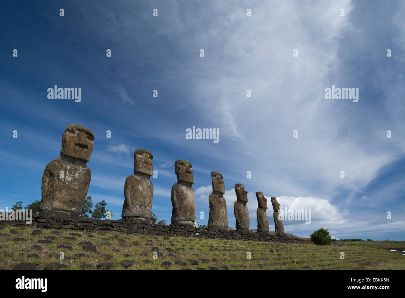 Il Cile, Isola di Pasqua aka Rapa Nui. Ahu Akivi, piattaforma cerimoniale con sette restaurato in piedi moai statue. Foto Stock