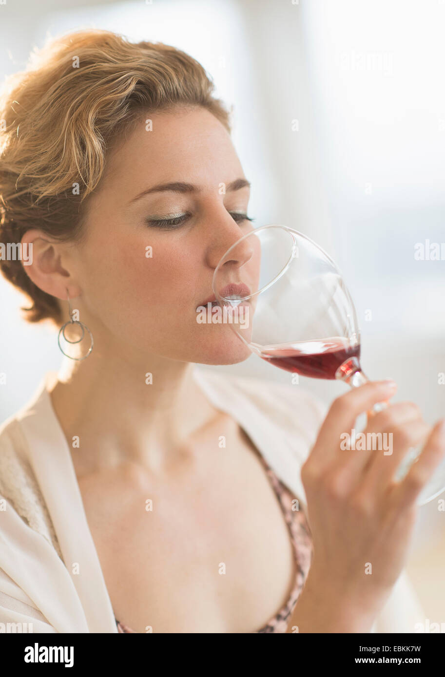 Giovane donna di bere vino rosso Foto Stock