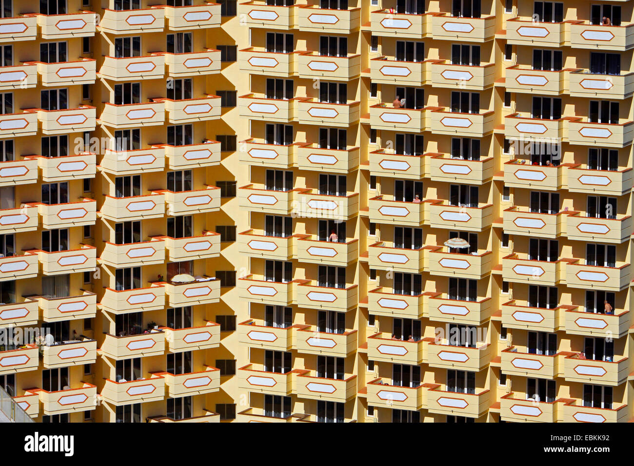 Monotono facciata con balconi di un alto hotel, Spagna, Canarie, Puerto De La Cruz Foto Stock