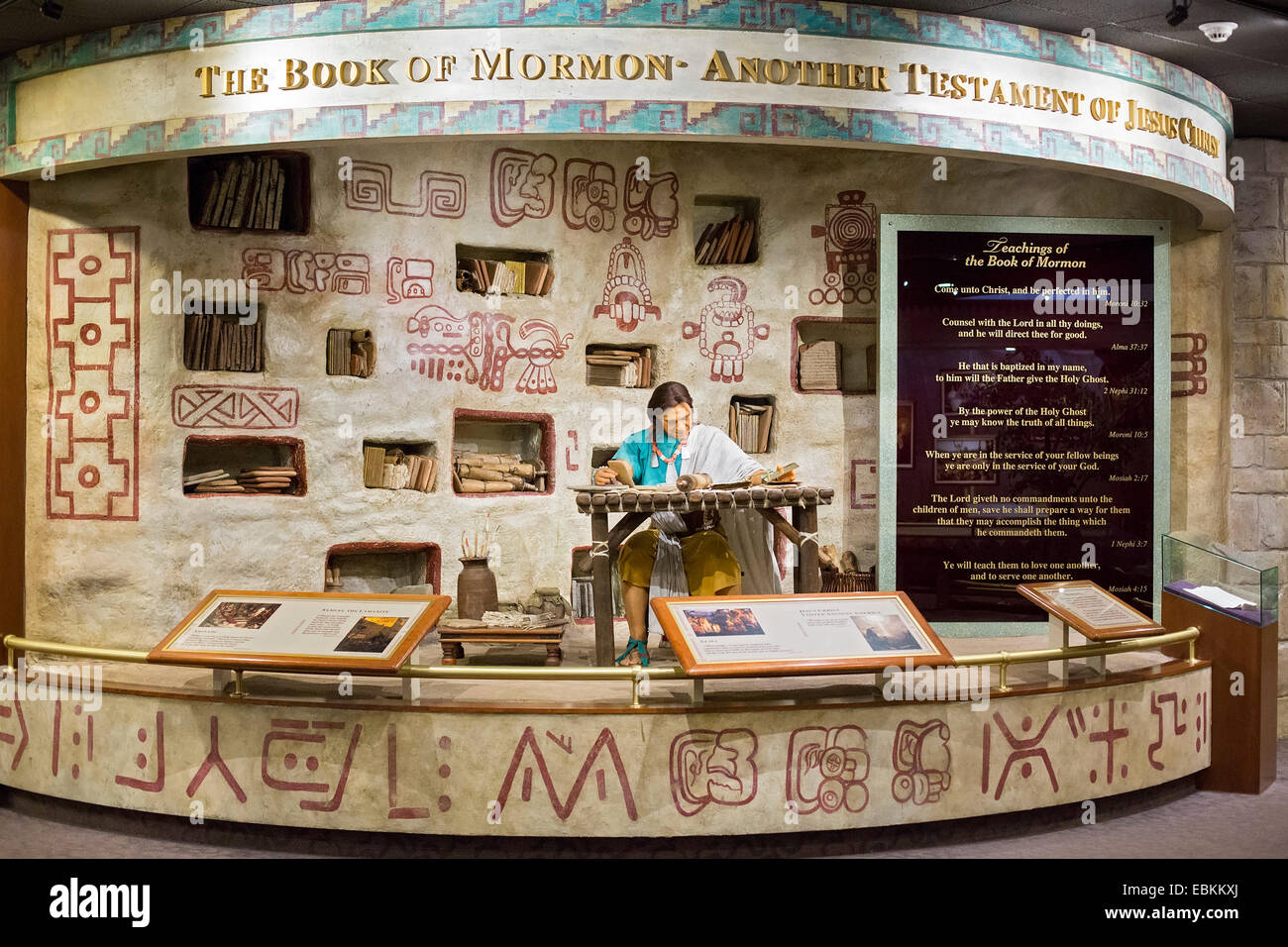 Salt Lake City, Utah - un display circa il Libro di Mormon a un Mormone Visitor Center di Temple Square. Foto Stock