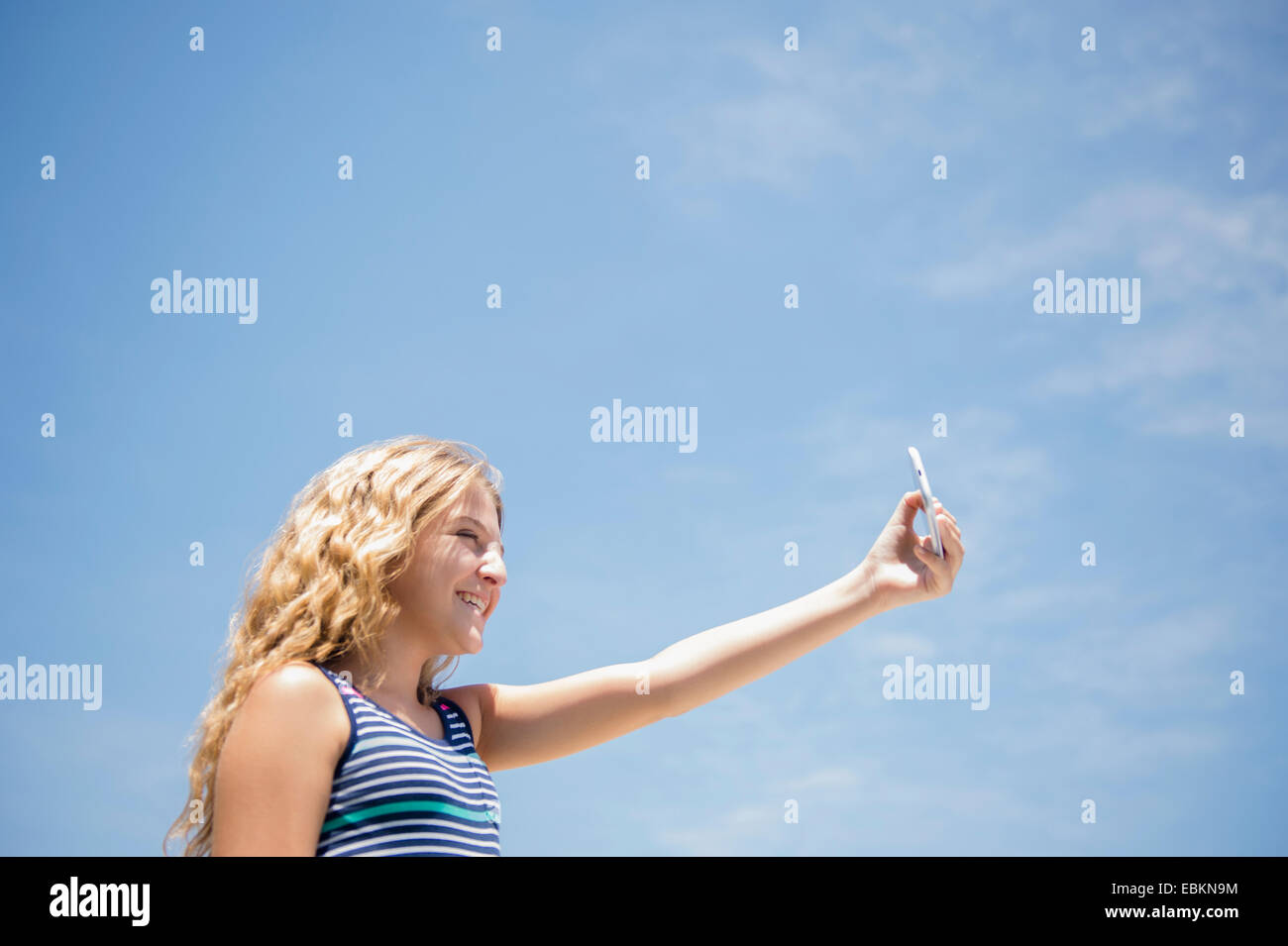 La ragazza (12-13) prendendo selfie Foto Stock