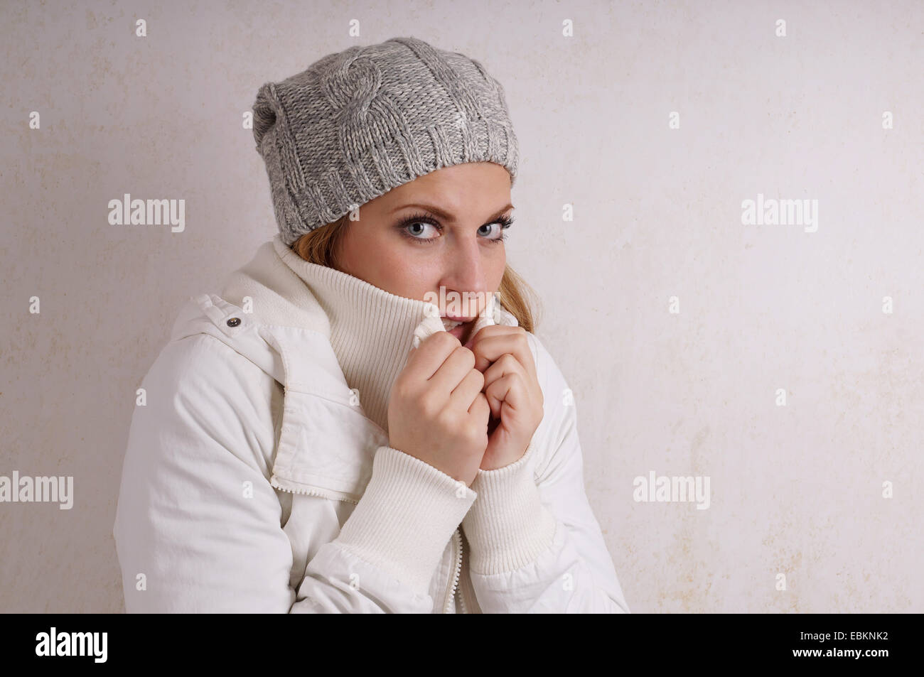 donna di congelamento Foto Stock