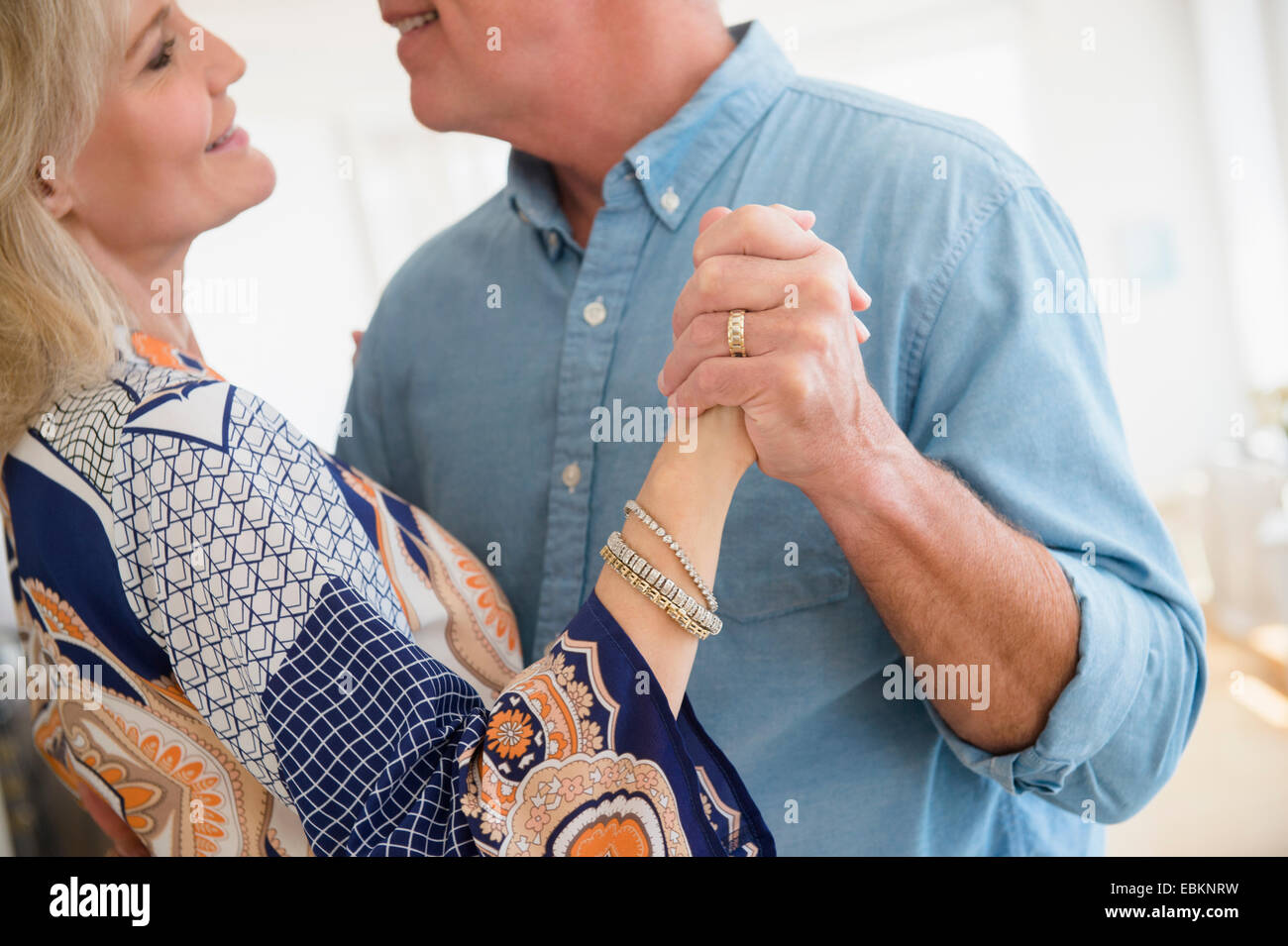 Ritagliato colpo di marito e moglie dancing Foto Stock