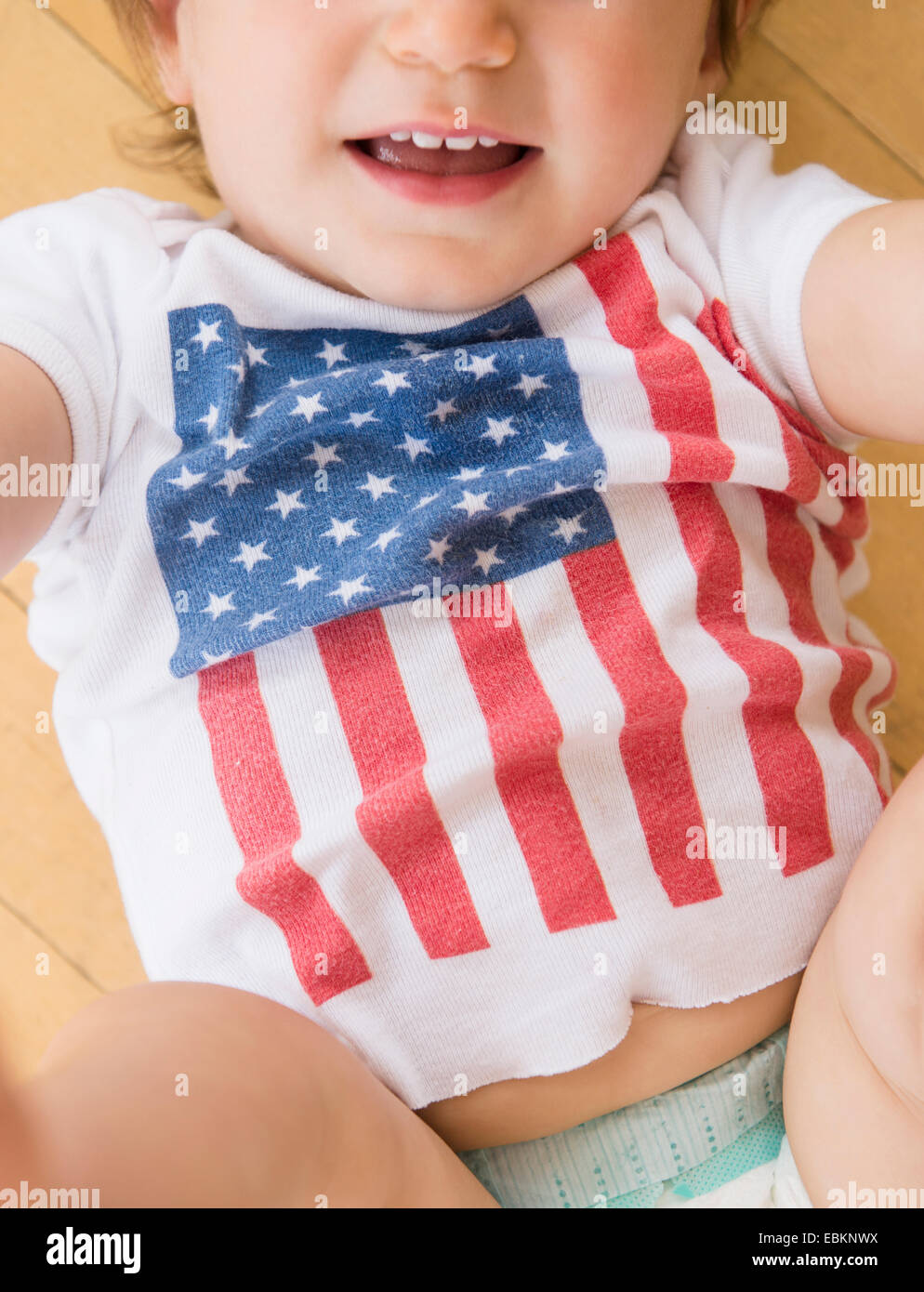 Studio shot della bambina (18-23 mesi) in t-shirt con la bandiera americana Foto Stock