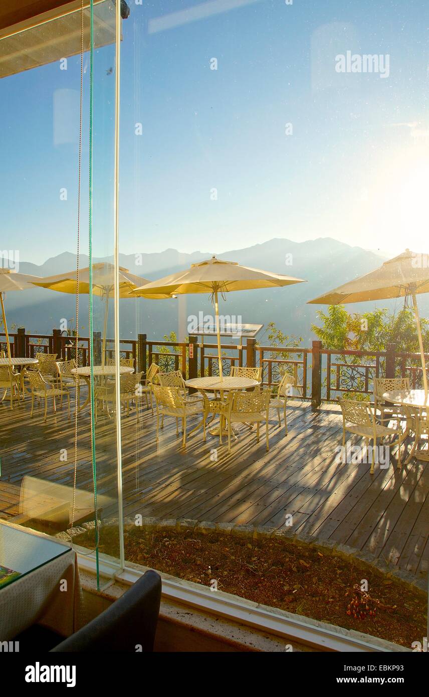 Luce del sole di mattina attraverso la sala per la prima colazione nel ristorante Foto Stock