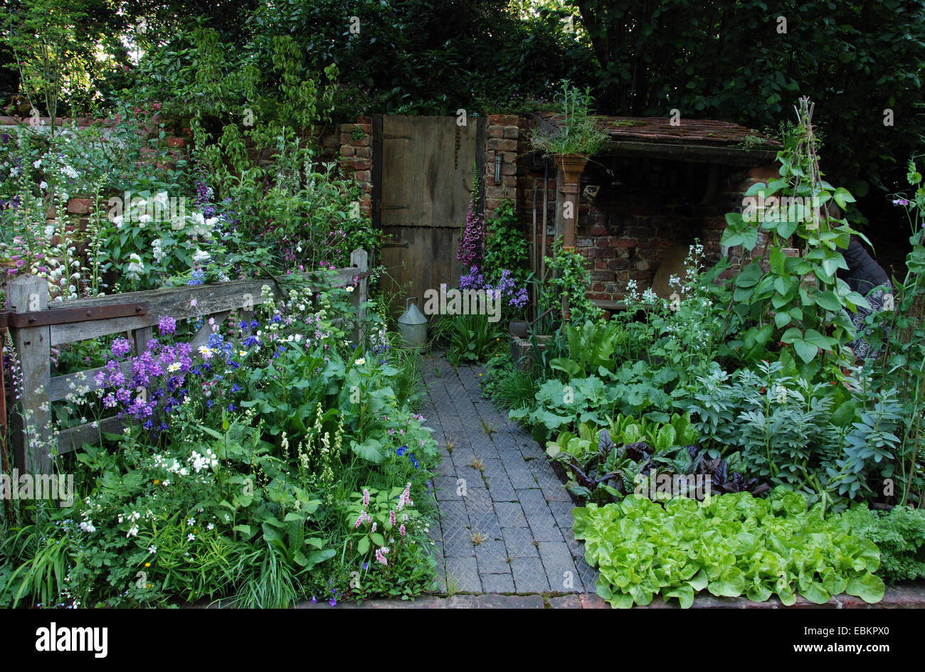 Un W Giardinaggio " Servizi " La Porta Vecchia' mostrano cortile giardino, il Chelsea Flower Show 2007, Londra, Regno Unito. Foto Stock
