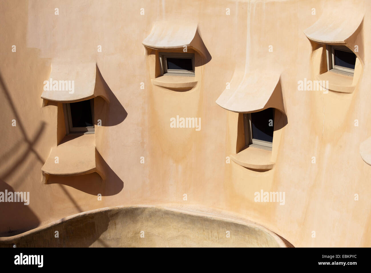 Casa Mila cortile interno windows a Barcellona, in Catalogna, Spagna. Foto Stock