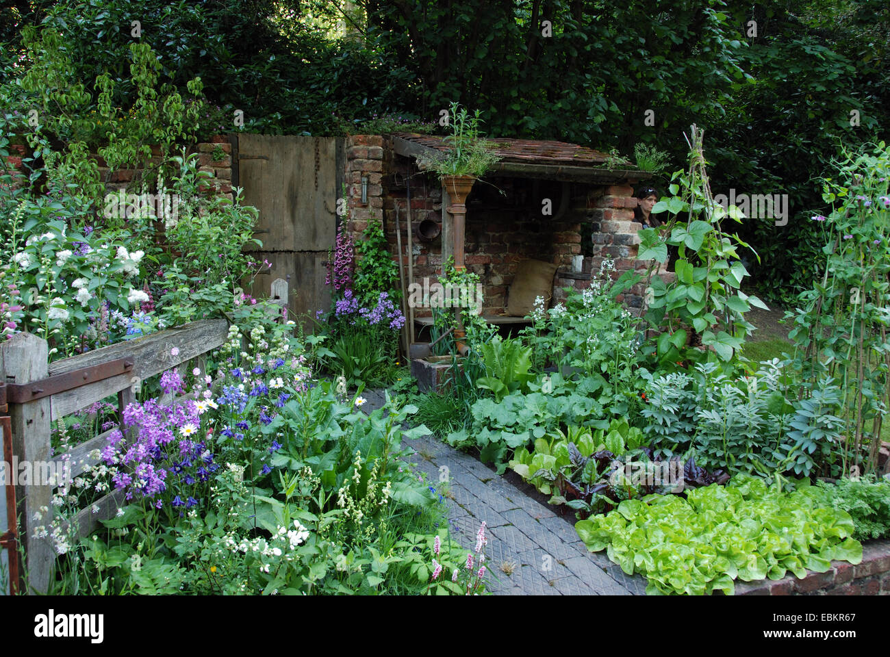 Un W Giardinaggio " Servizi " La Porta Vecchia' mostrano cortile giardino, il Chelsea Flower Show 2007, Londra, Regno Unito. Foto Stock