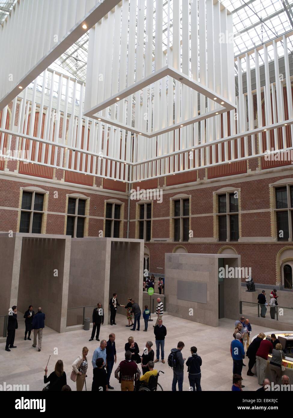 I visitatori esplorano la splendida sala d'ingresso del Rijksmuseum di Amsterdam che presenta un design moderno all'interno dell'architettura storica. Paesi Bassi Foto Stock
