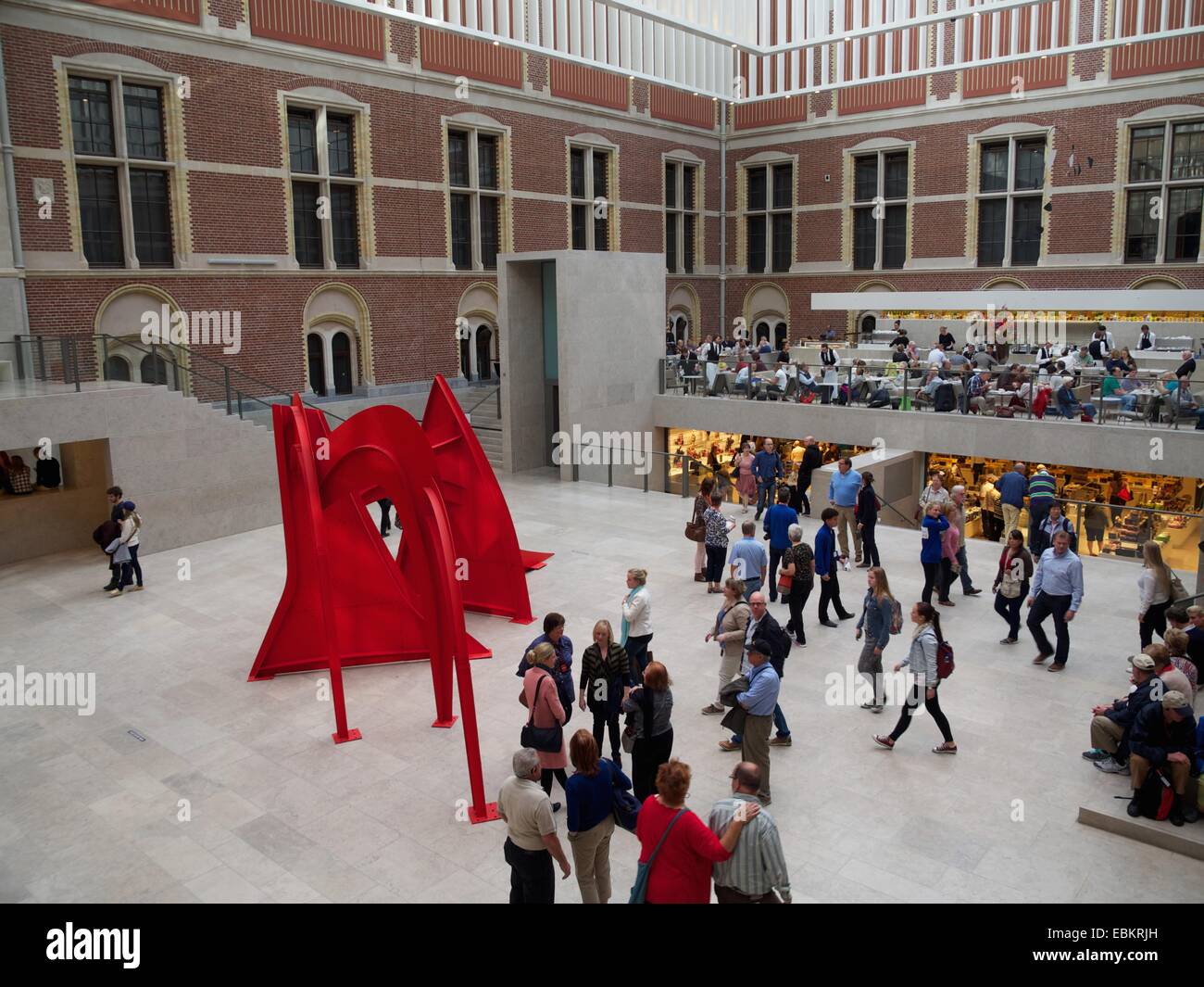 I visitatori esplorano la sala d'ingresso del Rijksmuseum di Amsterdam, circondato da arte contemporanea e architettura storica Paesi Bassi, Europa Foto Stock