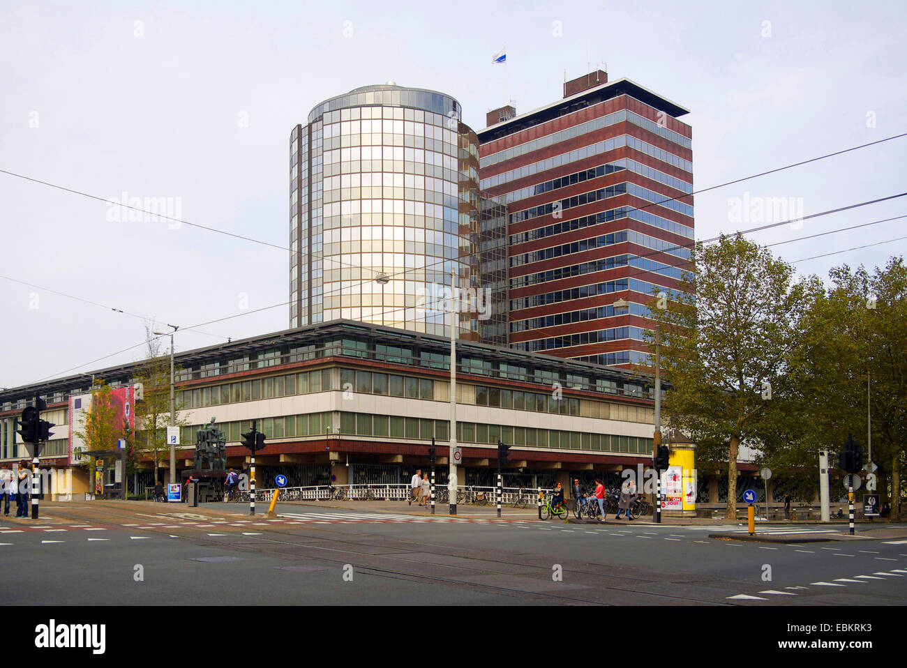 Edificio della banca centrale olandese ad Amsterdam con la sua architettura moderna e i dintorni urbani. Paesi Bassi Foto Stock