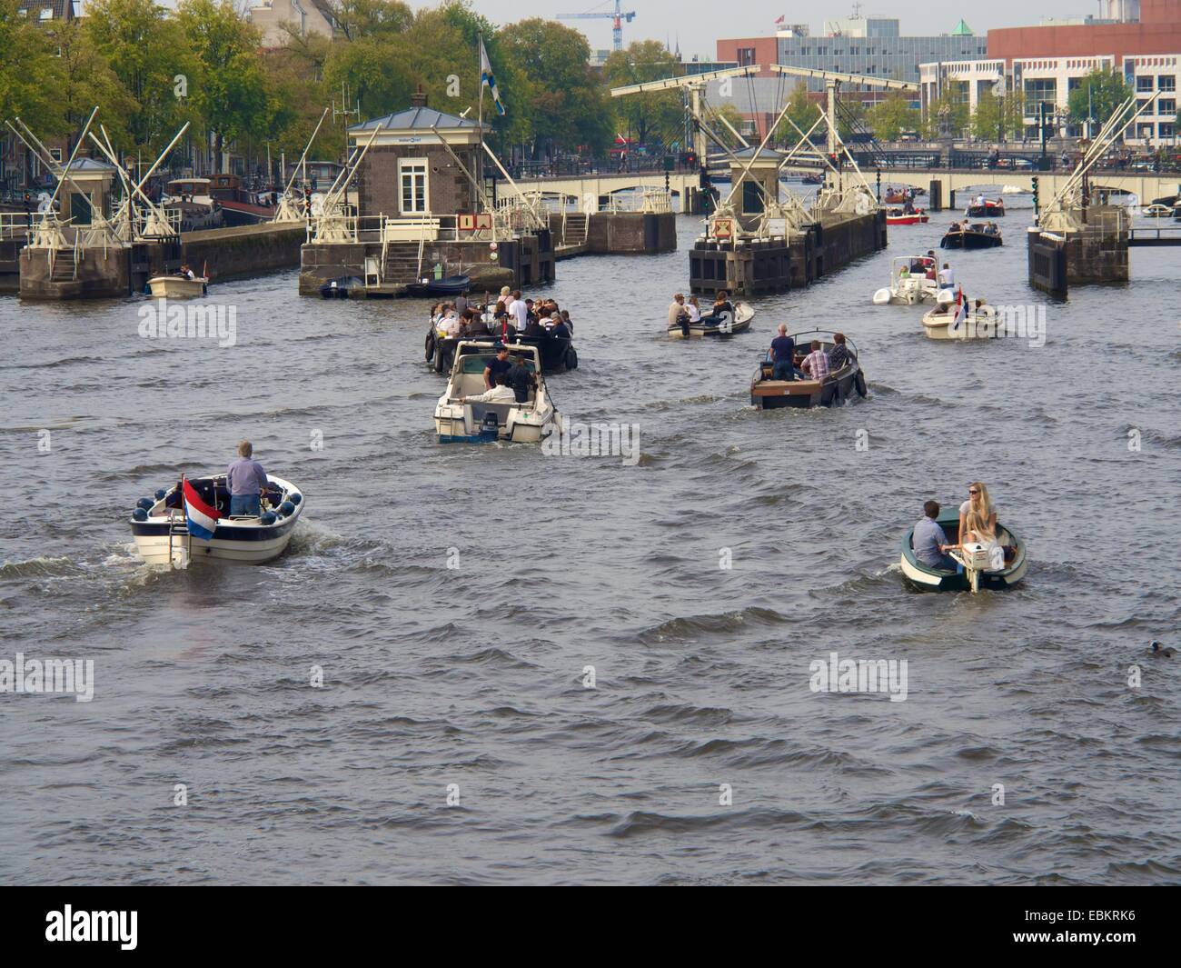 Passeggiata rilassante lungo l'Amstel con le barche in crociera ad Amsterdam in una giornata di sole, Paesi Bassi, Europa Foto Stock