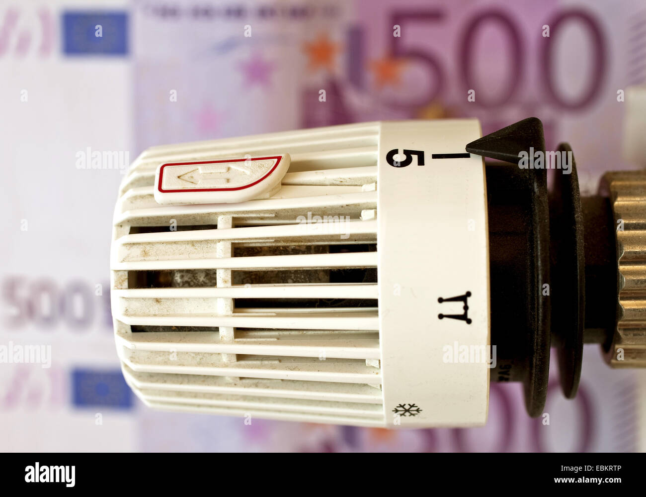 Termostati riscaldanti e le fatture in euro, riscaldamento coste simbolo, Germania Foto Stock
