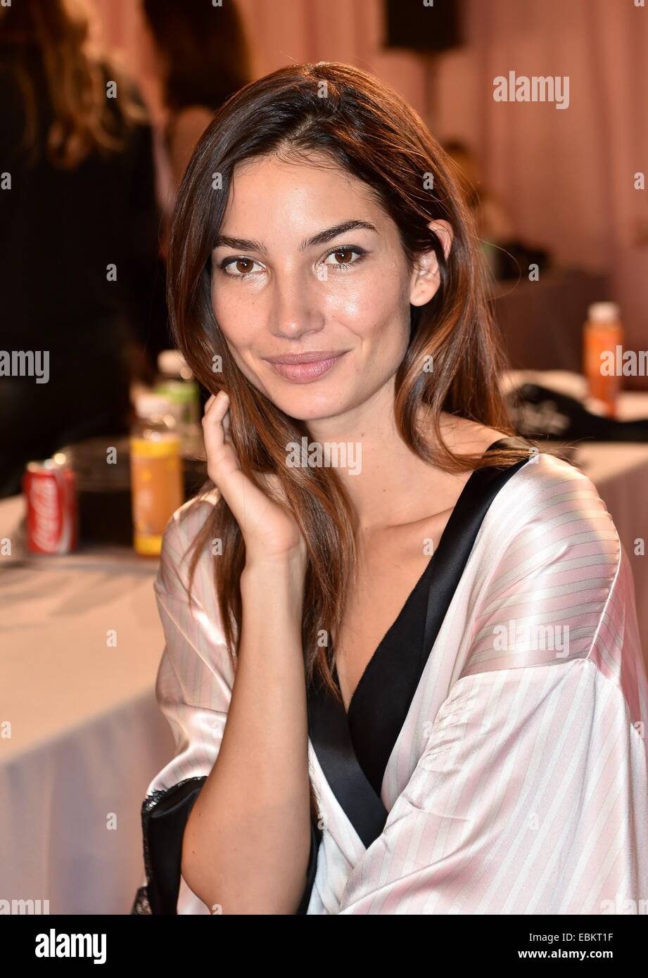 Londra, Regno Unito. 2° dicembre 2014. Lily Aldridge dietro le quinte per Victoria's Secret Fashion Show 2014 - capelli e trucco Backstage, Earl's Court, London -- Dicembre 2, 2014. Credito: Everett Collection Inc/Alamy Live News Foto Stock