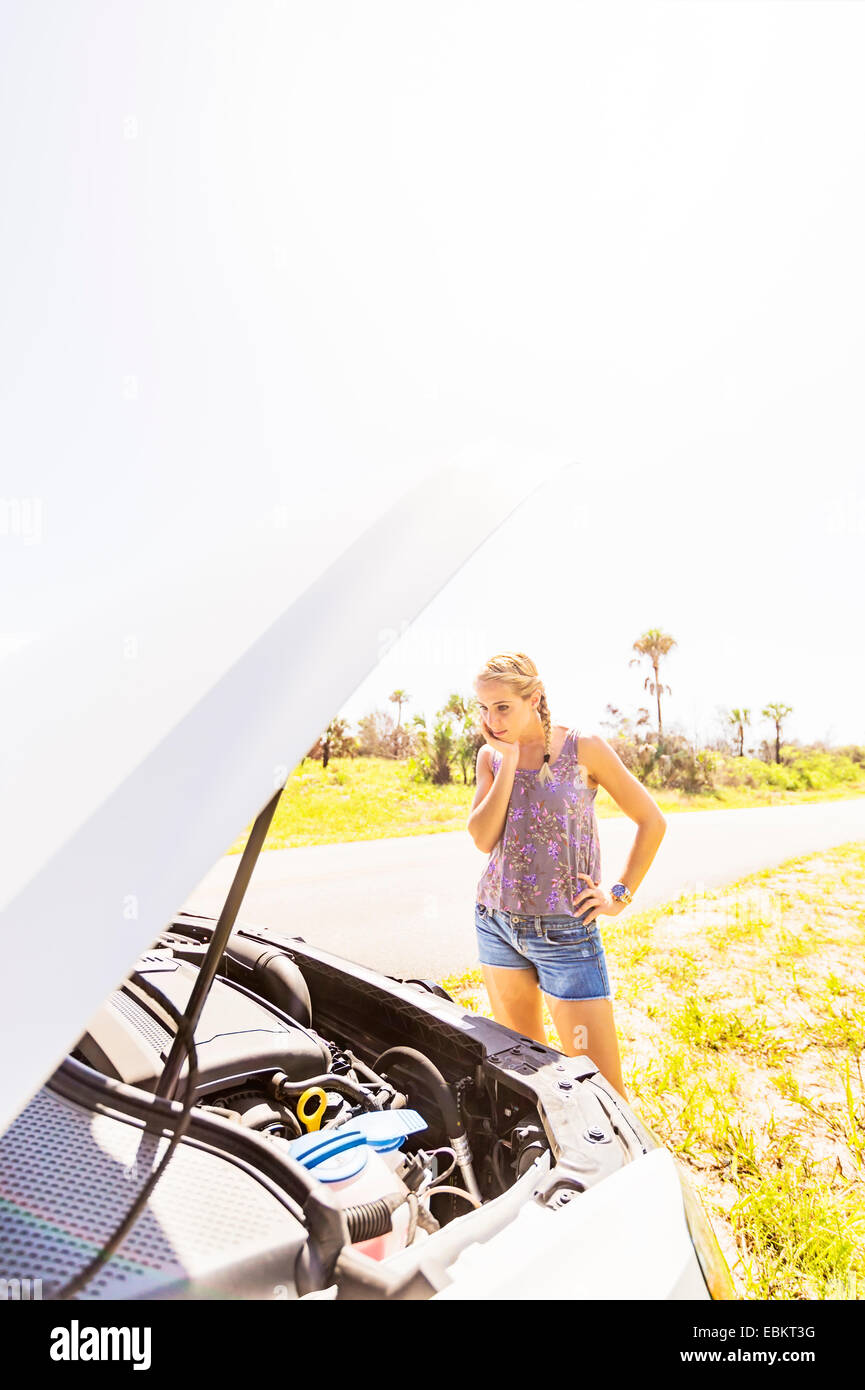 Stati Uniti d'America, Florida, Tequesta, Donna guardando auto motore Foto Stock