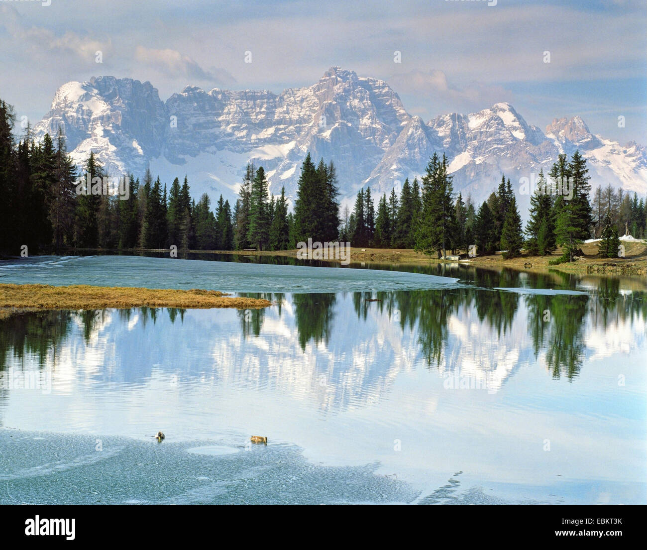 Marmarole mirroring a Lago de Antorno al fondo delle Tre Cime di Lavaredo, Italia, Alto Adige, Dolomiti Foto Stock
