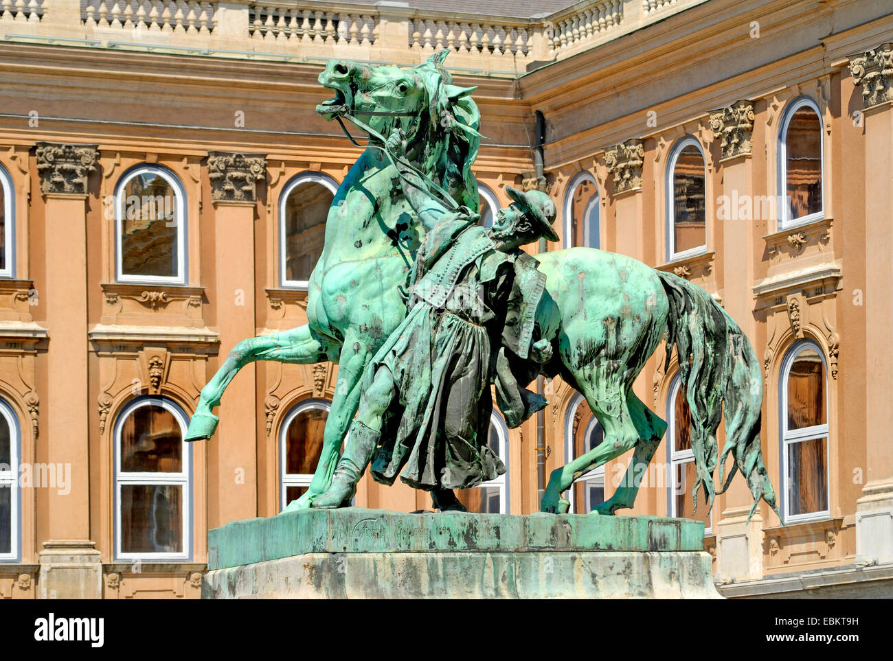 Budapest, Ungheria. Statua in tradizionale costume ungherese ' Horse Wrangler' (Gyorgy Vatsagh; 1899)a cavallo nella parte anteriore del MU Foto Stock