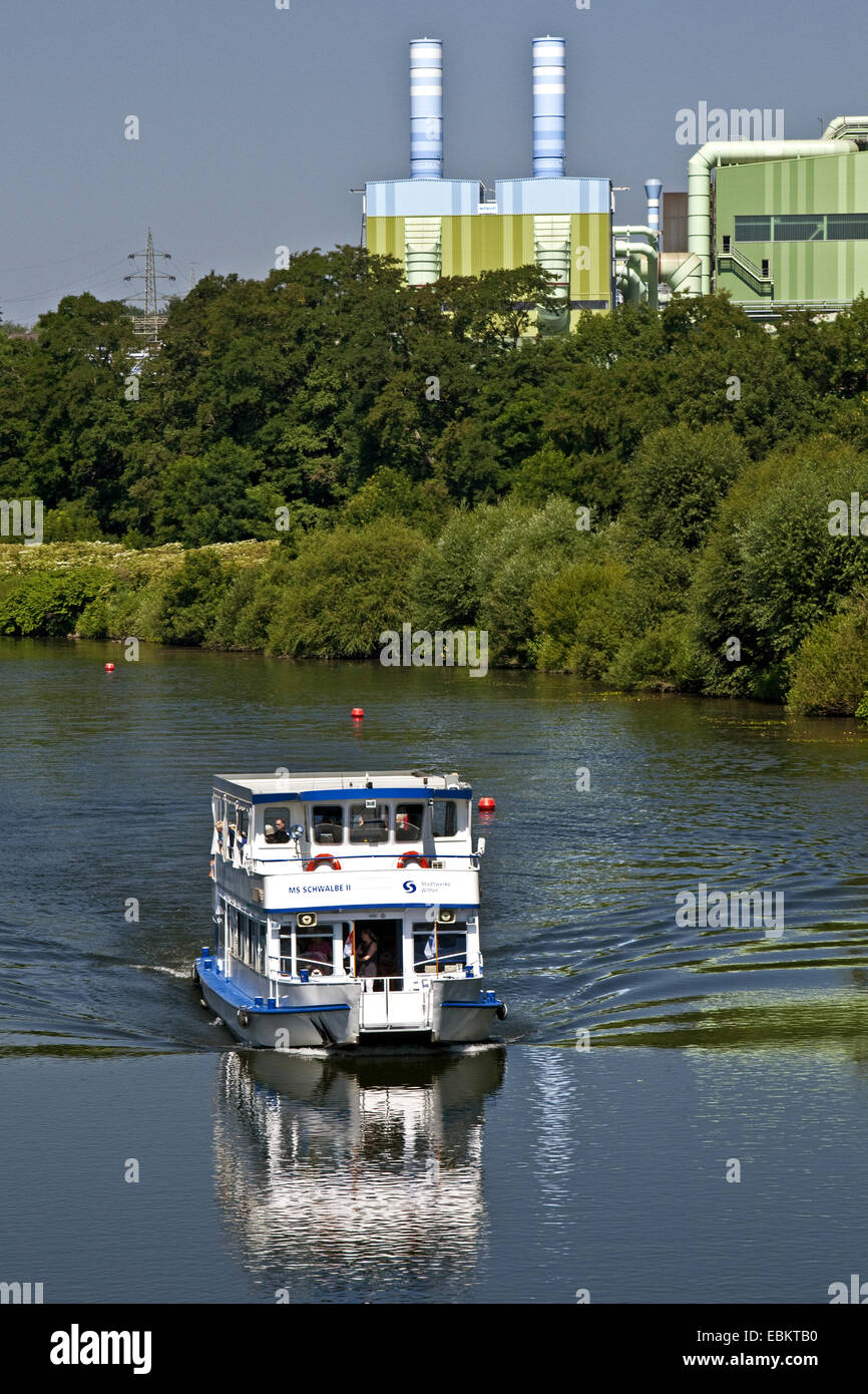 Escursione in barca sul fiume Ruhr, acciaierie in background, in Germania, in Renania settentrionale-Vestfalia, la zona della Ruhr, Witten Foto Stock