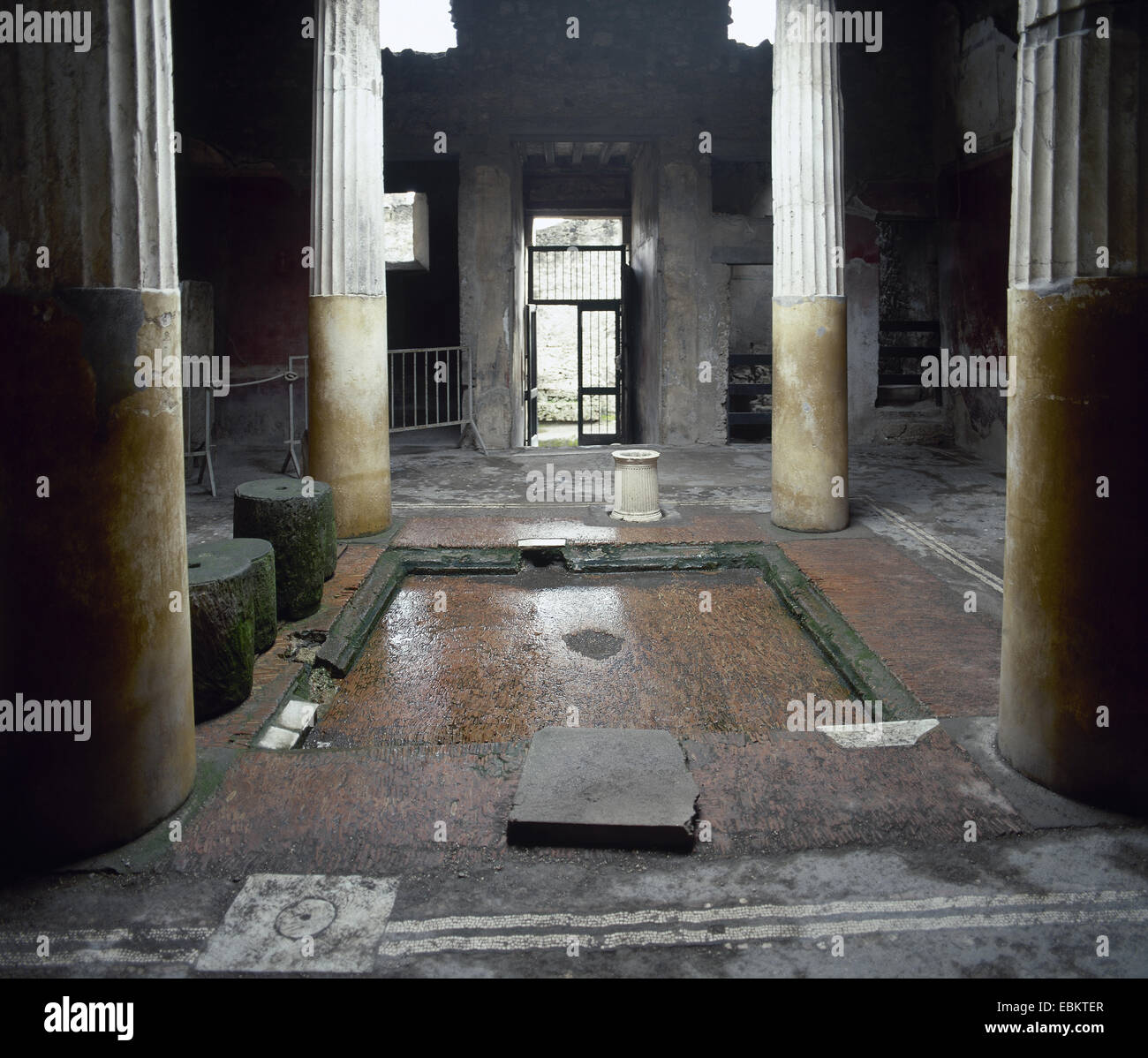 L'Italia. Pompei. Casa di Lucio Ceius Secondus o Casa dei Ceii. 1° secolo a.C. Atrio tetrastilo e l impluvium. Foto Stock