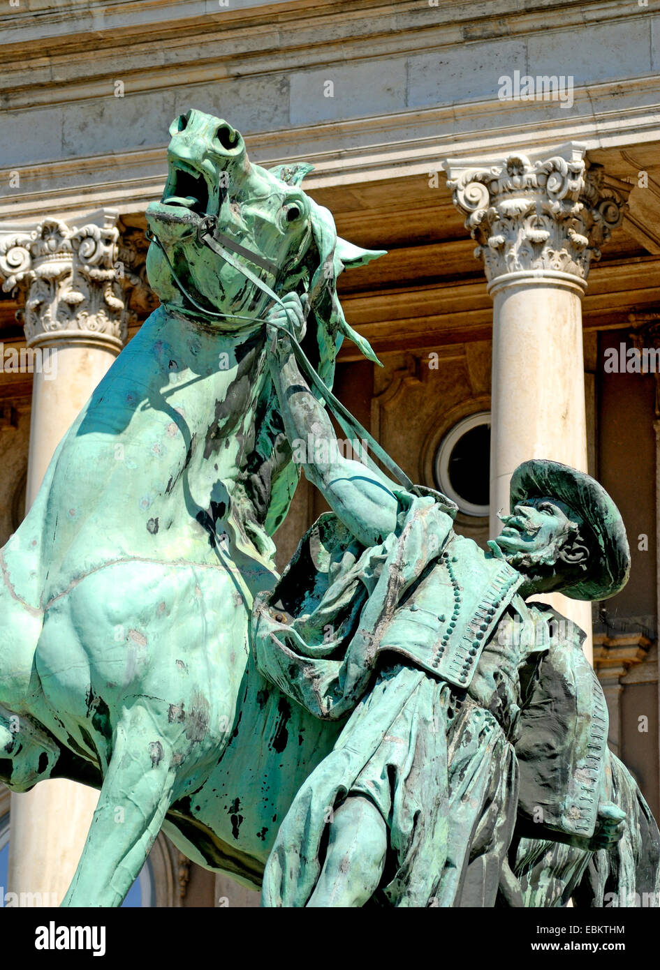 Budapest, Ungheria. Statua in tradizionale costume ungherese ' Horse Wrangler' (Gyorgy Vatsagh; 1899) con cavallo nella parte anteriore del M Foto Stock