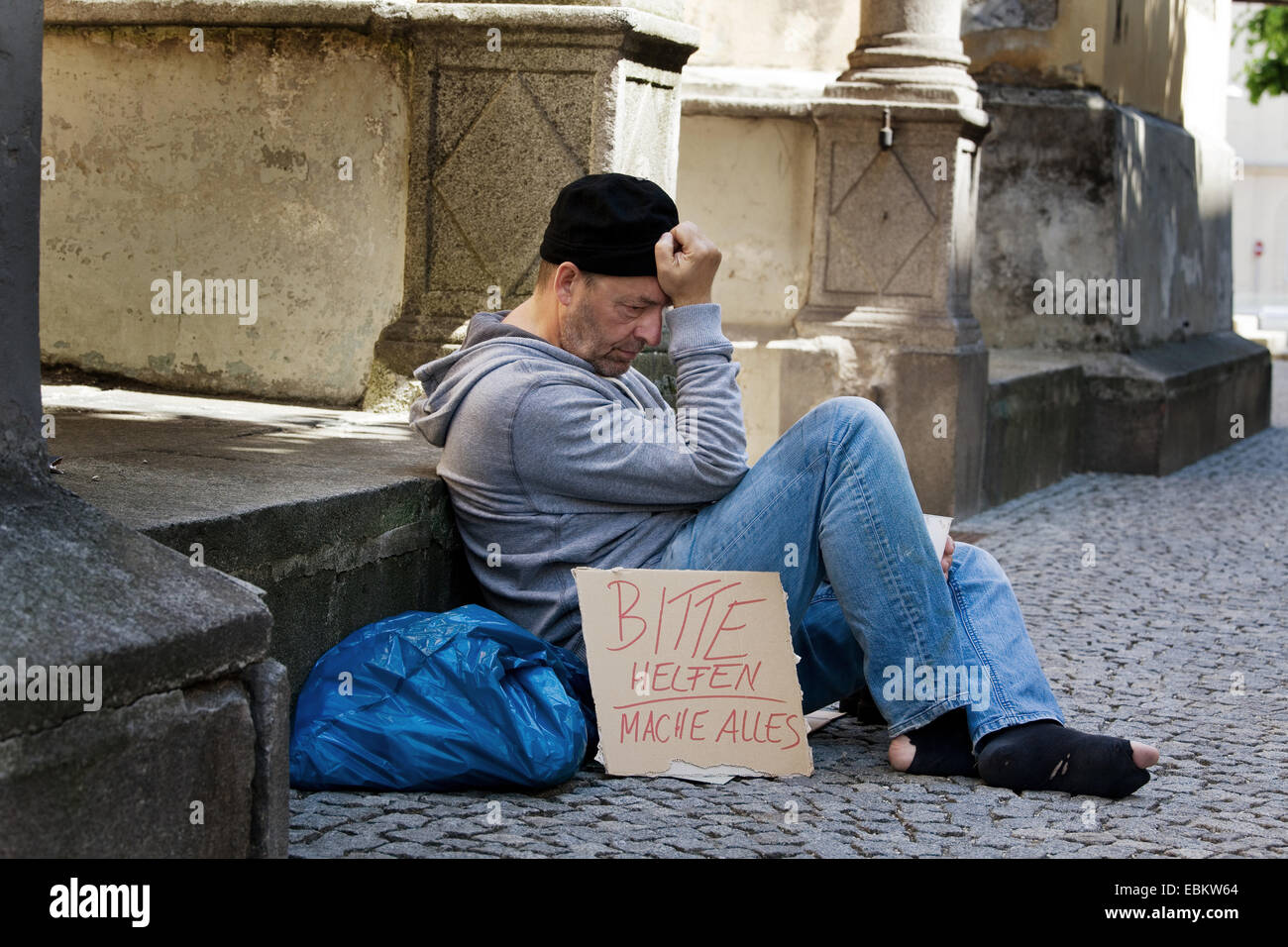 Disoccupati uomo a mendicare per un lavoro, Germania Foto Stock