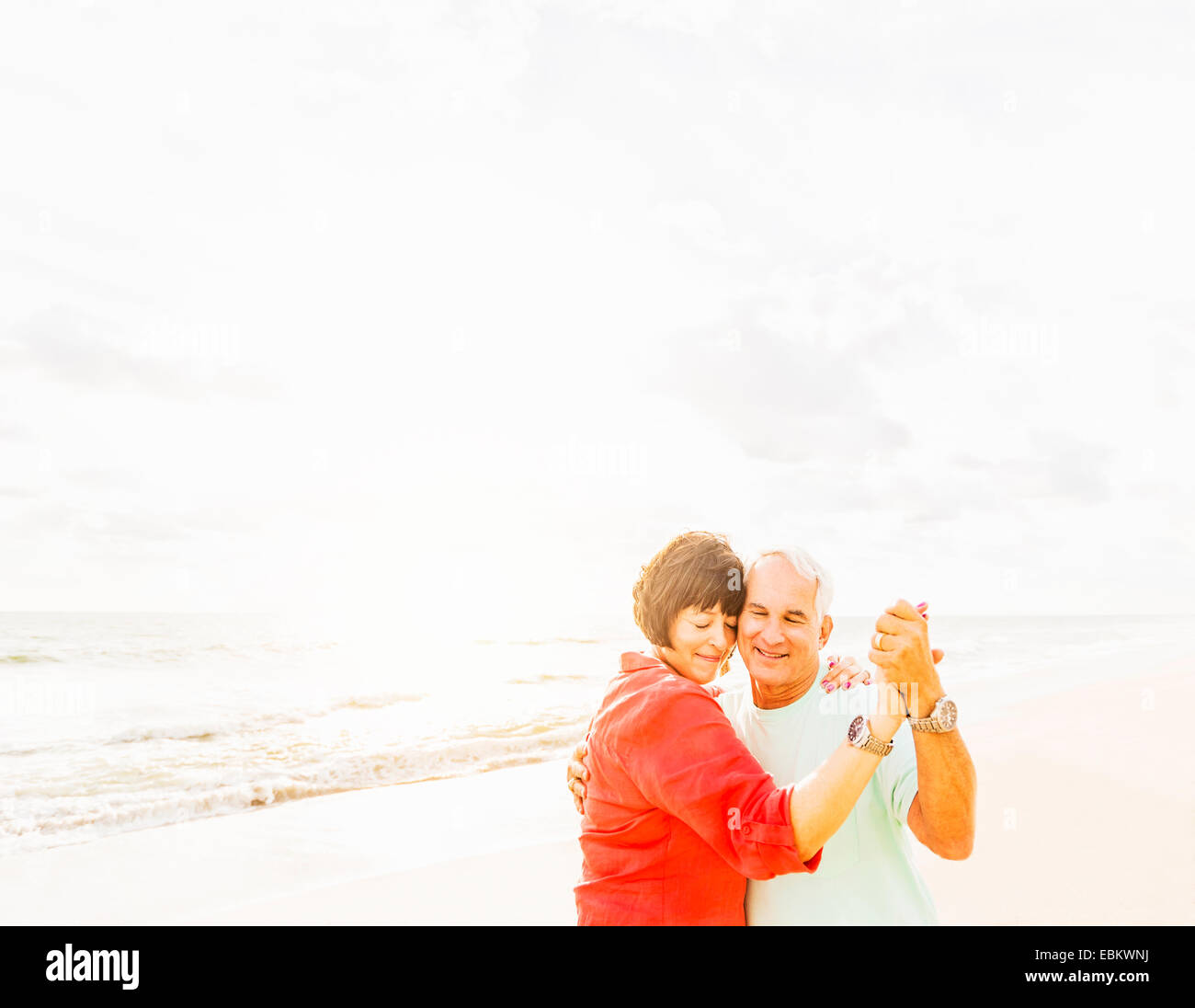 Stati Uniti d'America, Florida, Giove, coppia danzante sulla spiaggia al tramonto Foto Stock