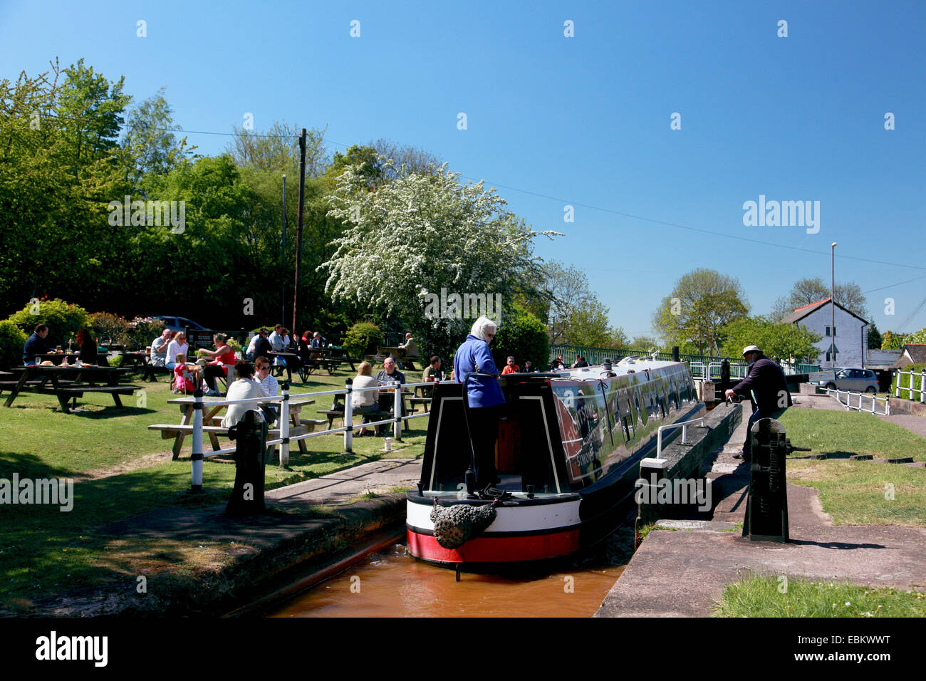 Un narrowboat nella serratura 43 sui Trent e Mersey Canal dalla Red Bull Hotel Foto Stock