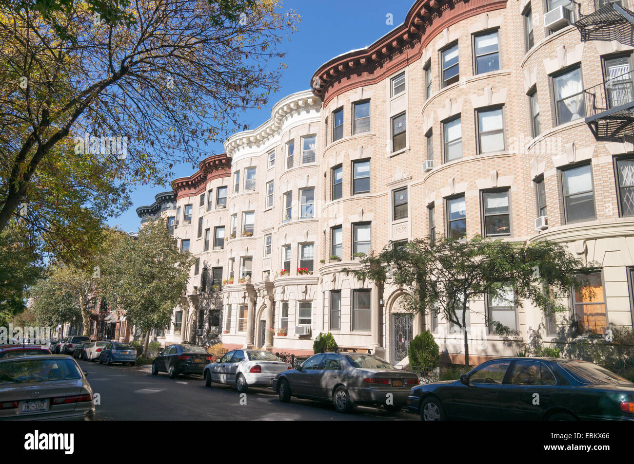 Edifici di appartamenti nel parco area in pendenza di Brooklyn, New York, Stati Uniti d'America Foto Stock