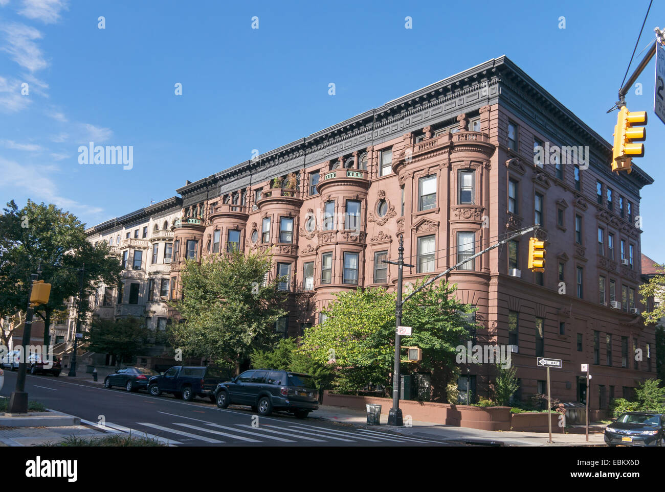 Edifici di appartamenti nel parco area in pendenza di Brooklyn, New York, Stati Uniti d'America Foto Stock