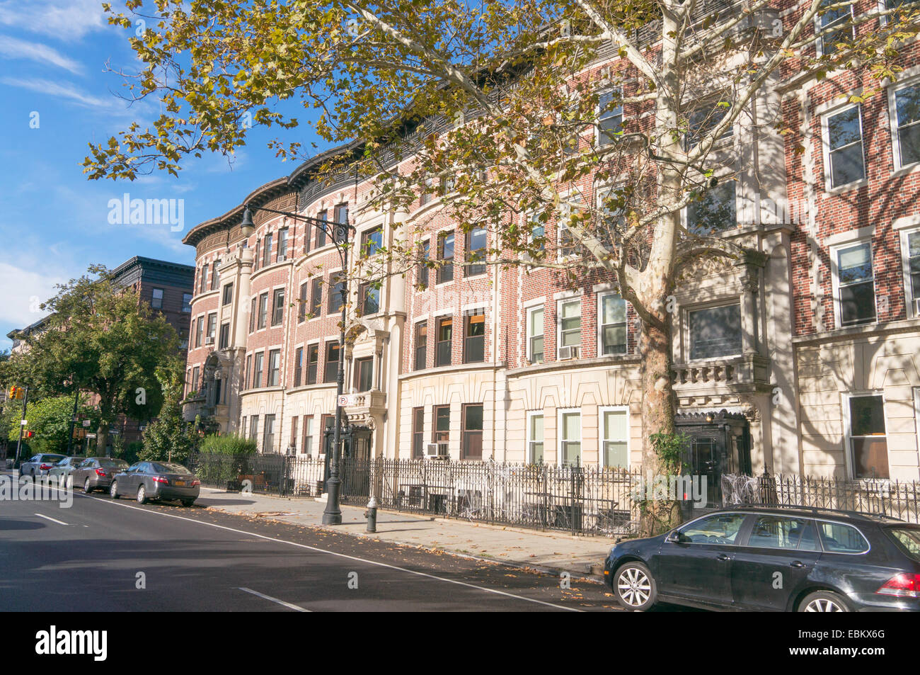 Edifici di appartamenti nel parco area in pendenza di Brooklyn, New York, Stati Uniti d'America Foto Stock