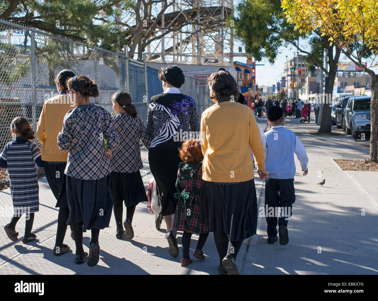 Famiglia ebraica a piedi verso Coney Island Amusement Park, New York, Stati Uniti d'America Foto Stock
