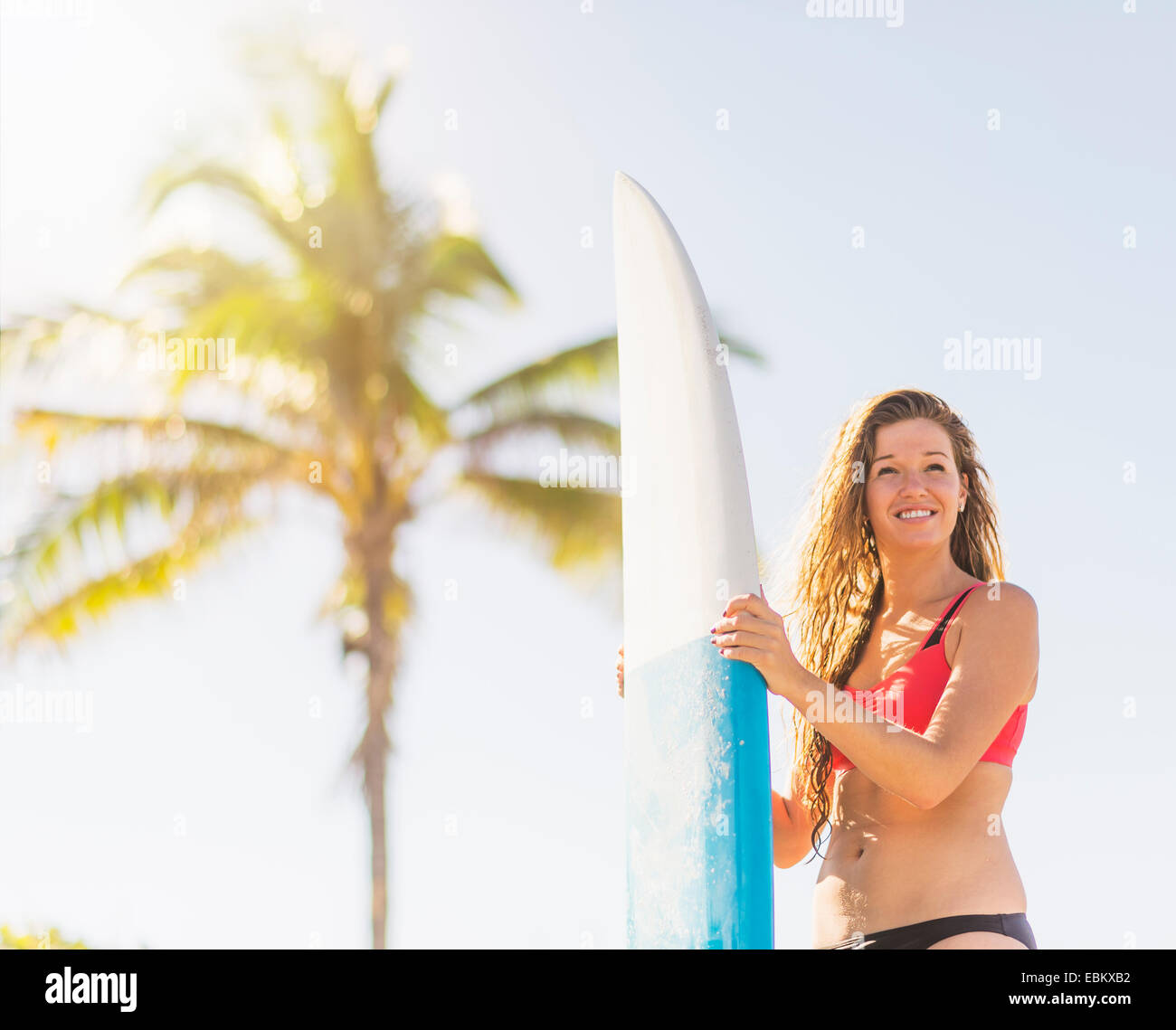 Stati Uniti d'America, Florida, Giove, Ritratto di giovane donna tenendo la tavola da surf in spiaggia Foto Stock