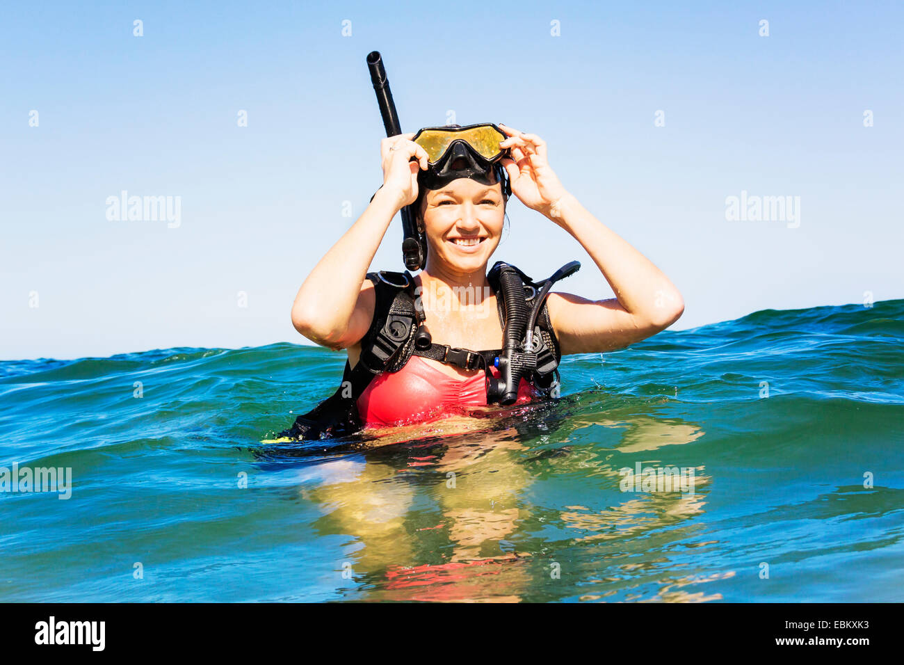 Stati Uniti d'America, Florida, Giove, Ritratto di giovane donna scuba diving in mare Foto Stock